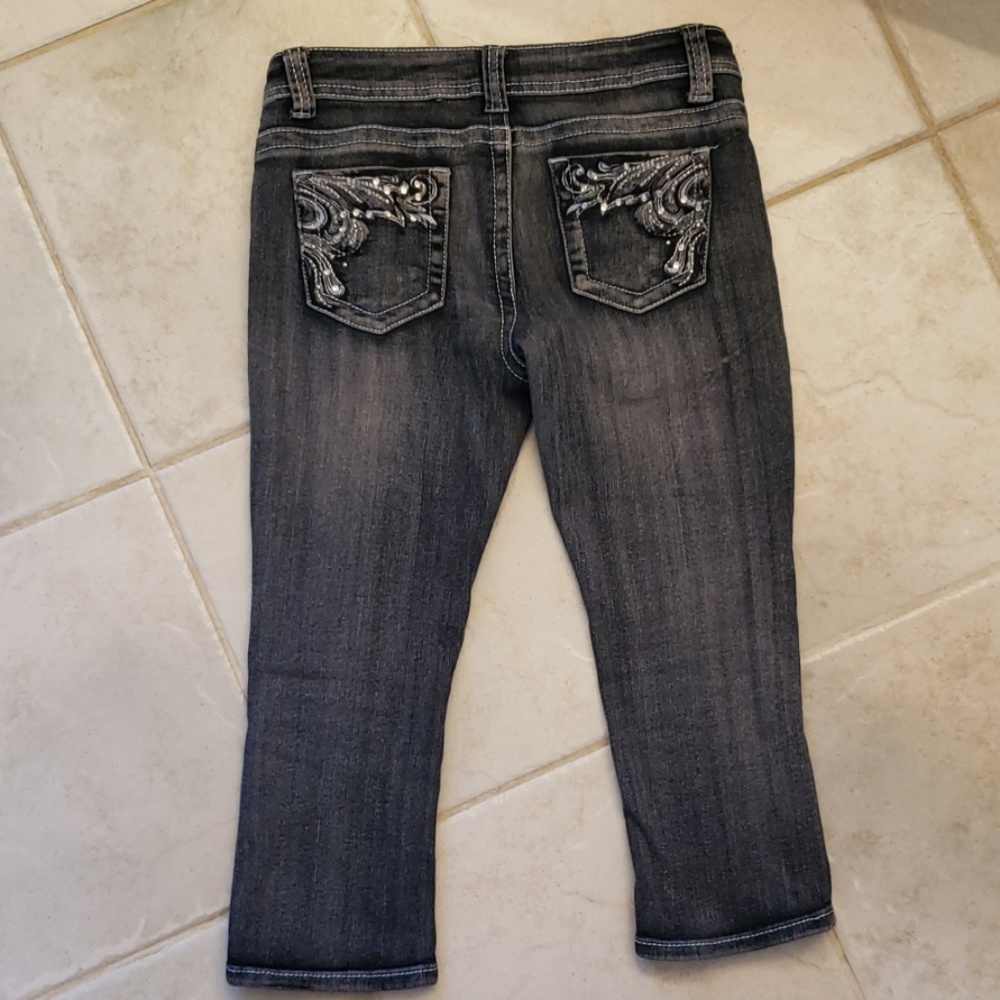 Distressed jean capri - Picture 5 of 8